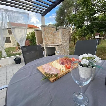 Casa Tea - Mit Terrasse, Grill Und Garten * Привлака